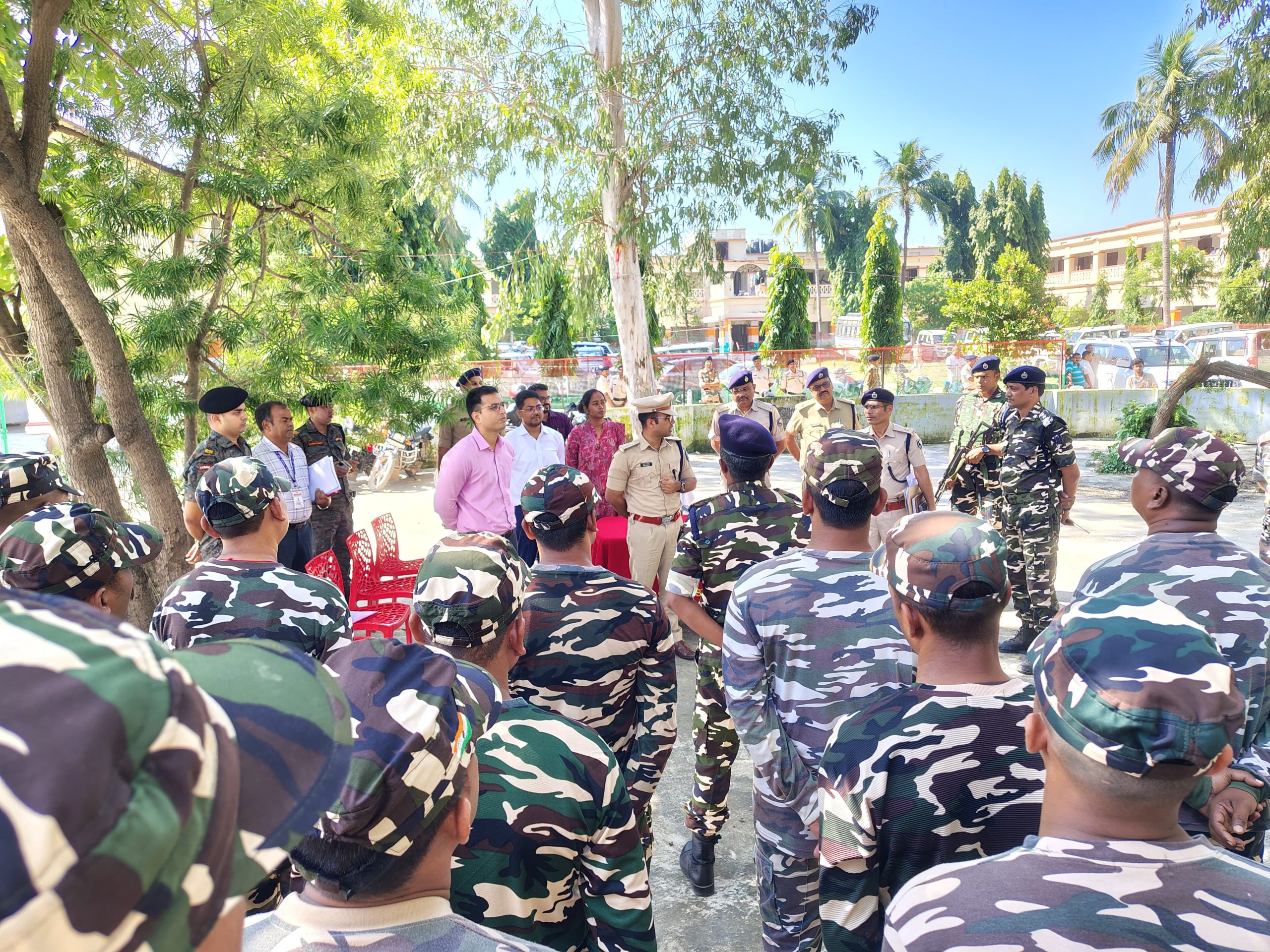 बिहार विधानसभा आम चुनाव के मद्देनज़र एसएसबी टीम को डीएम-एसपी ने की ब्रीफिंग