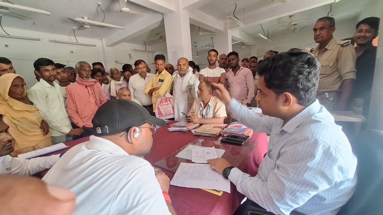 अंचलाधिकारी ने सुनी जनता की फरियादें, मौके पर ही दो मामलों का निपटारा।