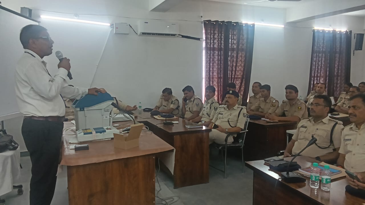 शांतिपूर्ण व निष्पक्ष मतदान सुनिश्चित करने हेतु बेतिया एवं बगहा में पुलिस पदाधिकारियों का प्रशिक्षण आयोजित।