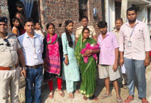 लौंरिया में सवा माह के मासूम को दत्तक ग्रहण संस्थान ने लिया अपने संरक्षण में, रो पड़ा पूरा परिवार।