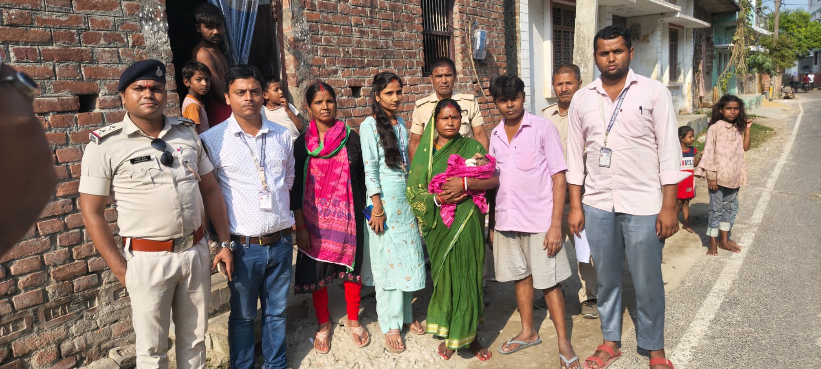 लौंरिया में सवा माह के मासूम को दत्तक ग्रहण संस्थान ने लिया अपने संरक्षण में, रो पड़ा पूरा परिवार।