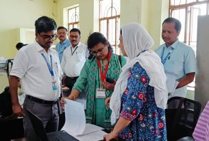 सामान्य प्रेक्षक नेहा जैन ने विभिन्न कोषांगों का किया निरीक्षण।