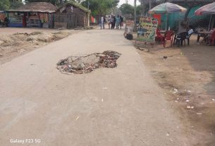 साठी रेलवे स्टेशन के बाहर मात्र तीन माह पूर्व बने सड़क होने लगा पूर्ण रूप से ध्वस्त स्थानीय लोगों में देखा जा रहा है आक्रोश।