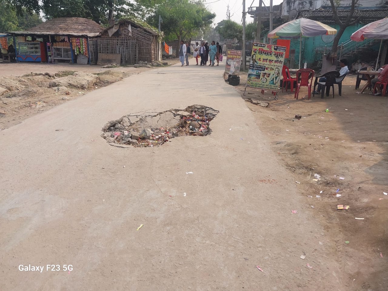 साठी रेलवे स्टेशन के बाहर मात्र तीन माह पूर्व बने सड़क होने लगा पूर्ण रूप से ध्वस्त स्थानीय लोगों में देखा जा रहा है आक्रोश।