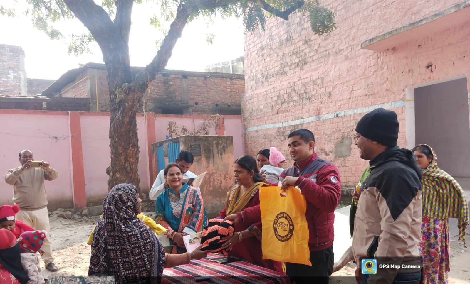 महादलित टोला में बेटी बचाओ बेटी पढ़ाओ मिशन शक्ति के तहत 110 बच्चियों के बीच बेबी किट एवं ऊनी वस्त्रों का वितरण।