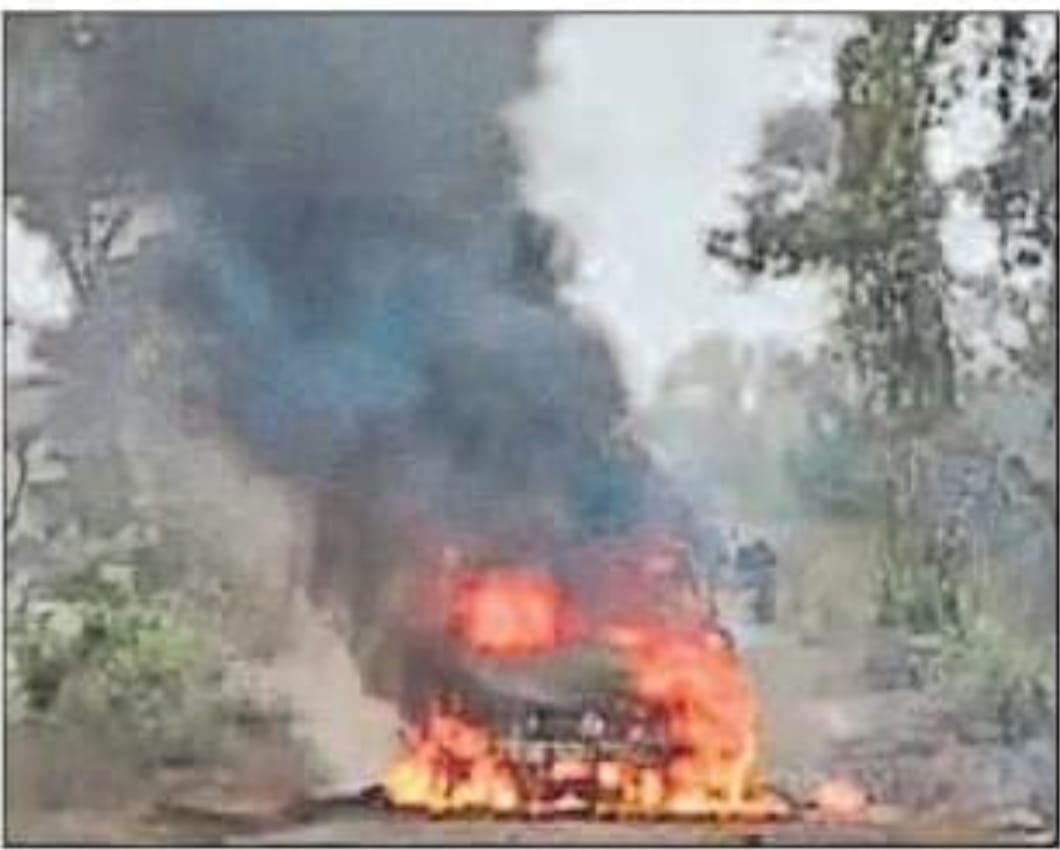 मझौलिया में चलती कार में लगीआग,धूधू कर जलकर हुई खाक,बाल बाल बचे सवार,मची शोर।