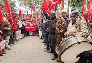 ढोल–नगाड़ों की गूंज के साथ सड़कों पर उतरे भूमिहीन, आशियाने पर खतरे के खिलाफ मझौलिया में बड़ा आंदोलन।