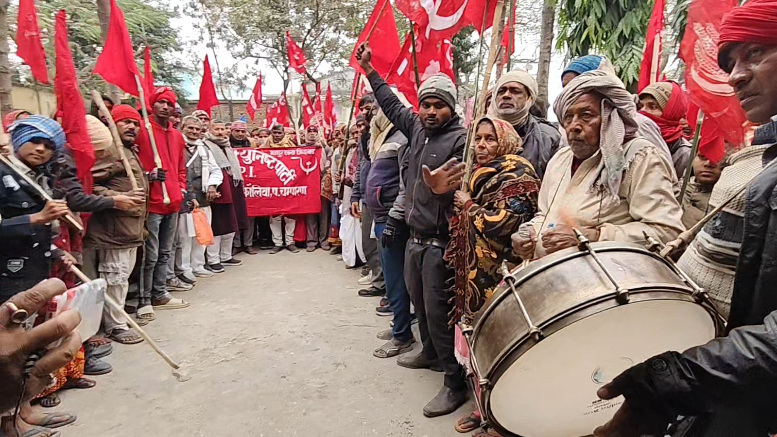 ढोल–नगाड़ों की गूंज के साथ सड़कों पर उतरे भूमिहीन, आशियाने पर खतरे के खिलाफ मझौलिया में बड़ा आंदोलन।