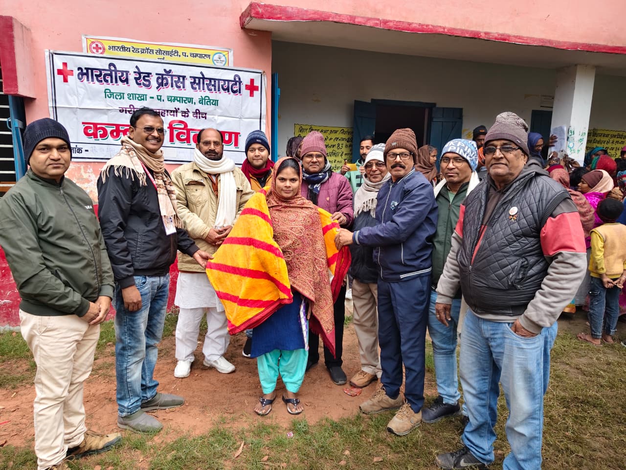 क्रॉस सोसाईटी द्वारा रेडक्रॉस भवन में 150 लोगों के बीच कंबल का किया गया वितरण।