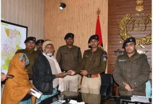 ऑपरेशन मुस्कान के तहत गुम हुए 52 मोबाइलों को उनके मालिकों को मिला।