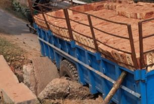 लौरिया में ओवरलोड ईंट लदा ट्रेक्टर-ट्रॉली नवनिर्मित पुलिया में धंसा, आवागमन ठप।