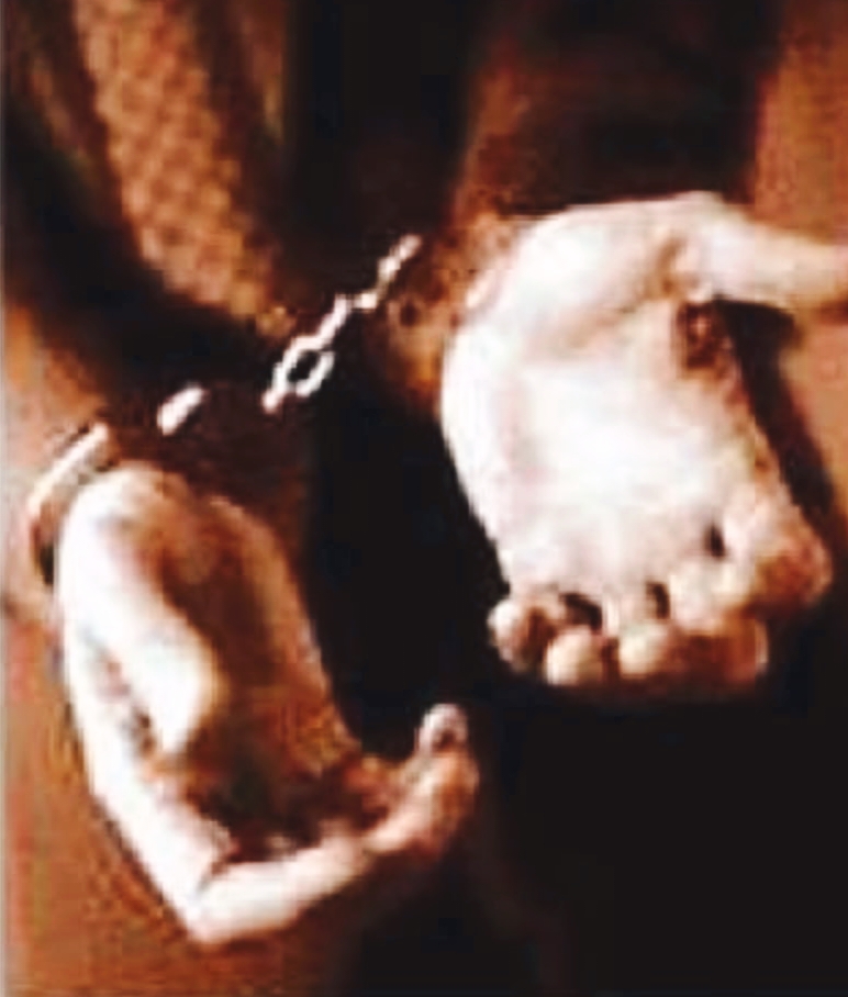 पुलिस ने संदिग्ध केमिकल का ड्रम लदा ट्रैक किया जप्त, चालक हिरासत में।