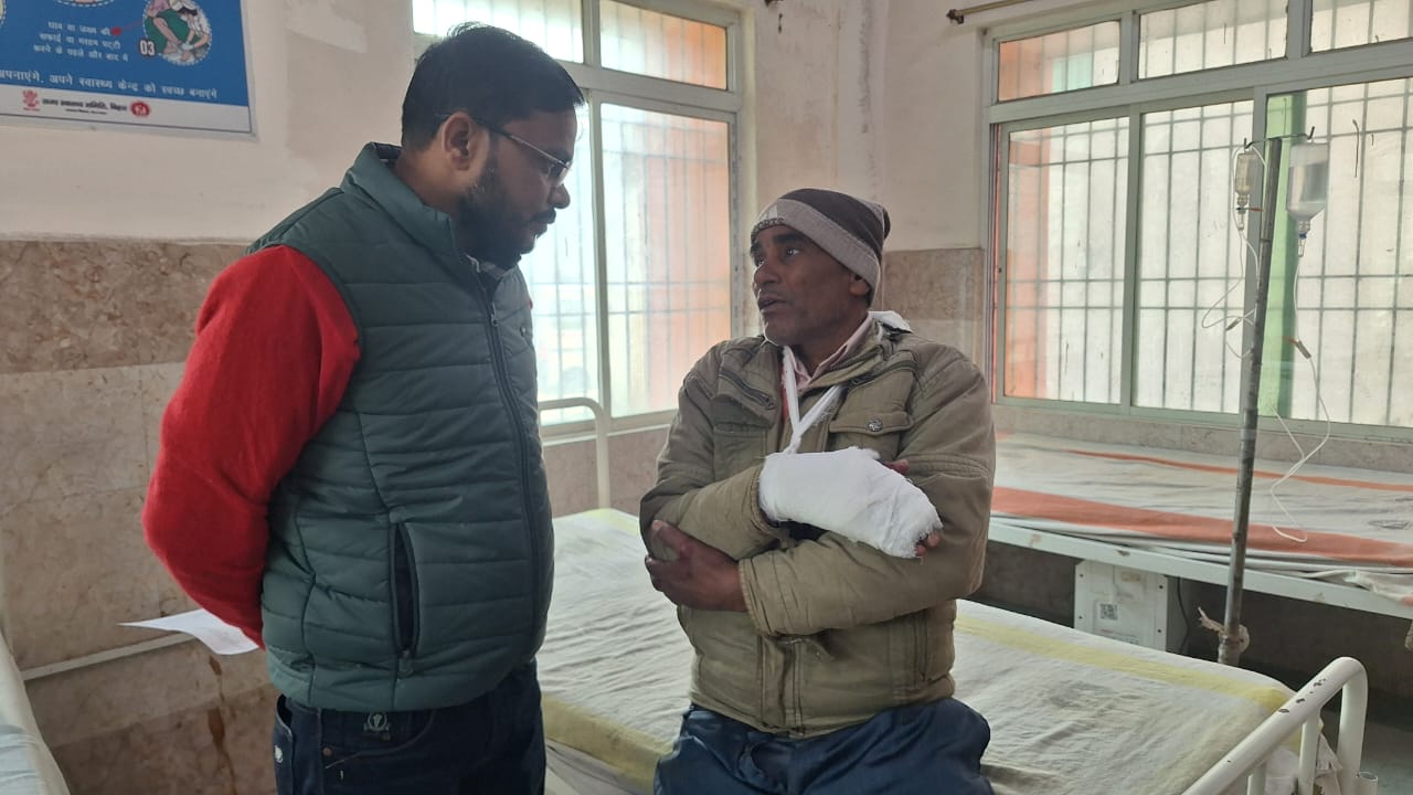 कुत्ते को बचाने के प्रयास में बाइक अनियंत्रित, पिता-पुत्र घायल, गंभीर रूप से घायल वृद्ध को बेतिया जीएमसीएच रेफर।