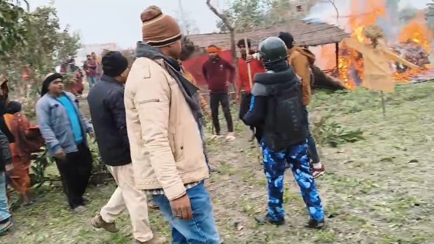 लौरिया थाना क्षेत्र के दुबौलिया गांव में नापी के दौरान हिंसा, प्रशासनिक टीम पर हमला 28 नामजद व 120 अज्ञात पर प्राथमिकी, 11 महिलाओं सहित 14 गिरफ्तार।