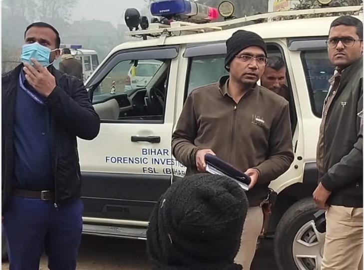 चनपटिया थाना क्षेत्र के लोहियरीया चौक पर उमा इंटरप्राइजेज नामक मोबाइल दुकान में 50 लाख का मोबाइल, इलेक्ट्रॉनिक सामान की हुई चोरी।