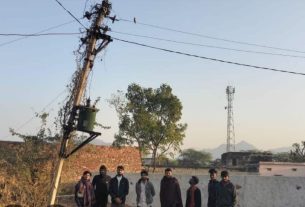 बिजली के पोल से गिरकर बिजली मिस्त्री की हुई मौत मची हड़कंप ।