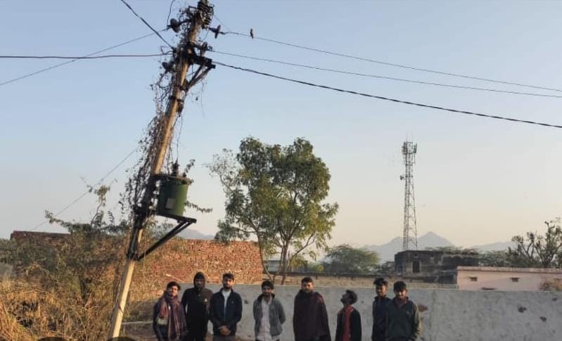 बिजली के पोल से गिरकर बिजली मिस्त्री की हुई मौत मची हड़कंप ।