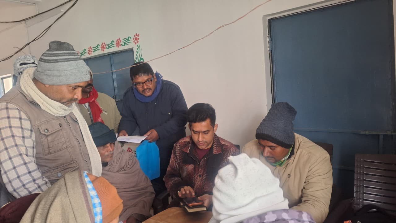 किसानों के लिए पंचायत भवनों में पंजीकरण व ई-केवाईसी शिविर, सर्वर बाधा बनी परेशानी का कारण।