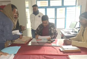 अंचल परिसर लौरिया में लगा जनता दराबर, अंचलधिकारी ने सुनी फरियादियों की फरयाद।