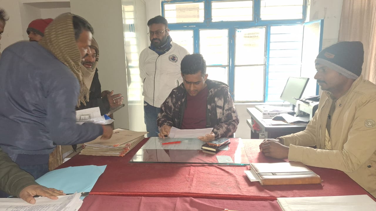 अंचल परिसर लौरिया में लगा जनता दराबर, अंचलधिकारी ने सुनी फरियादियों की फरयाद।