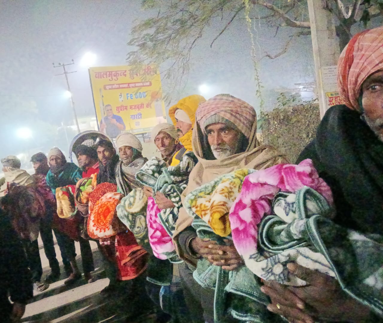 गरीब,असहाय,जरूरतमंद, वंचित वर्ग के बीच कंबल का किया गया वितरण।