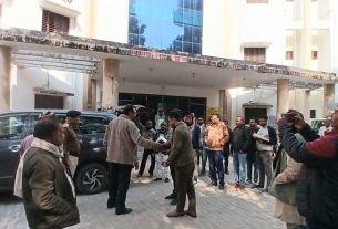 लौरिया अंचल कार्यालय का औचक निरीक्षण, अपर सचिव ने दो दिनों में लंबित मामलों के निष्पादन का दिया निर्देश।