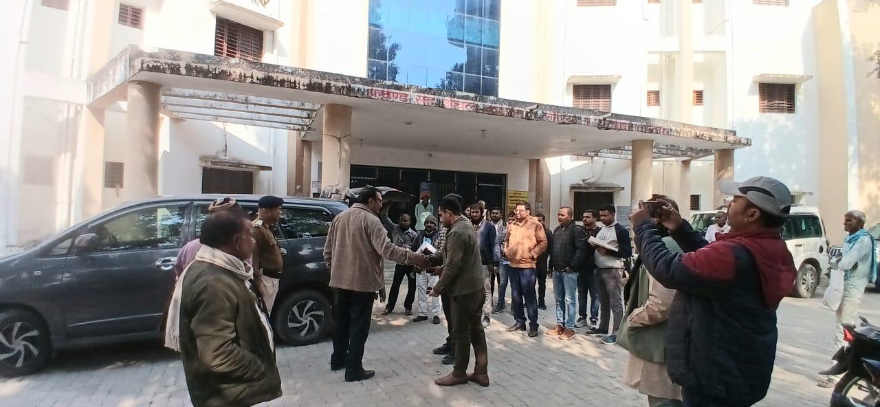 लौरिया अंचल कार्यालय का औचक निरीक्षण, अपर सचिव ने दो दिनों में लंबित मामलों के निष्पादन का दिया निर्देश।