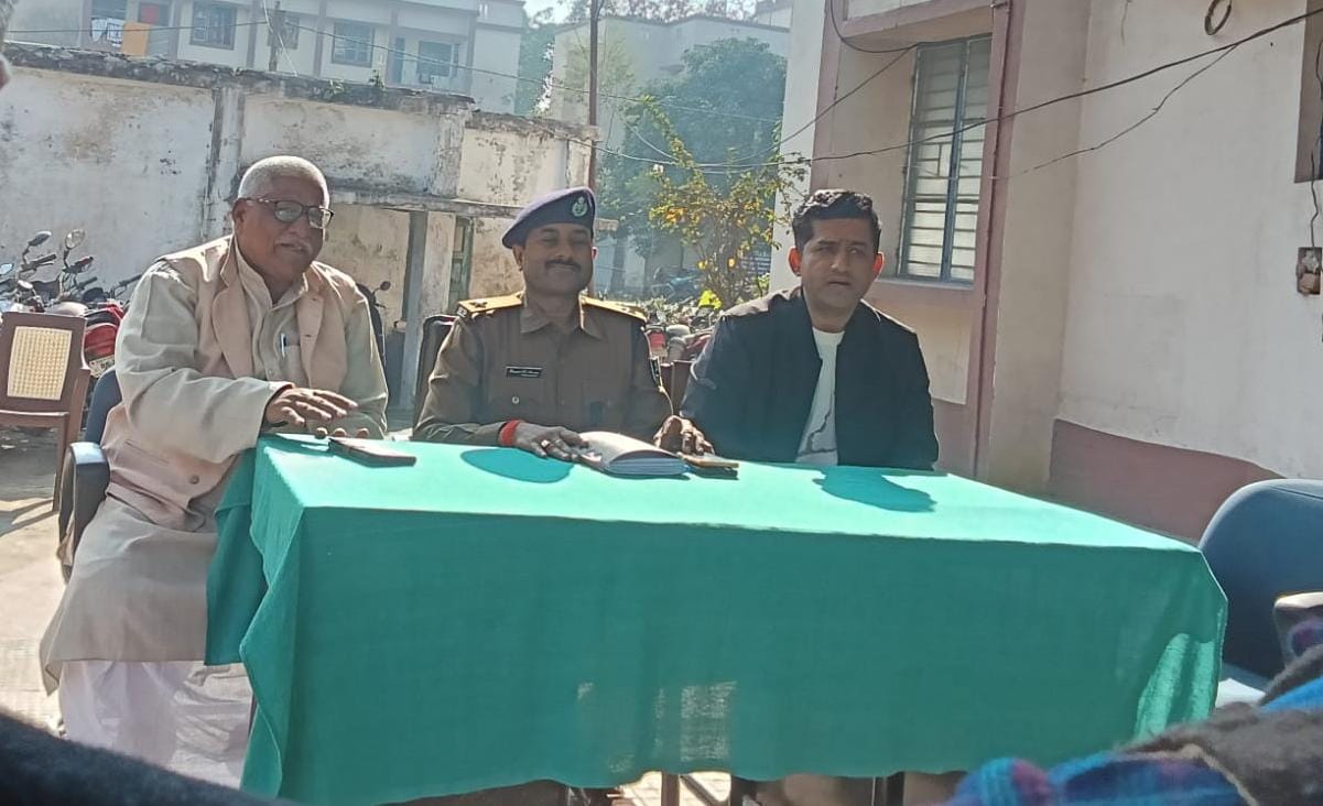 लौंरिया थाना परिसर में शांति समिति की बैठक में थानाध्यक्ष ने पूजा समिति के सदस्यों कई दिशा निर्देश दिया।