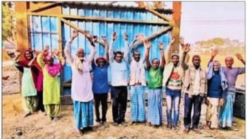 वर्षों से नल जल की आपूर्ति बंददो होने पर ग्रामीणों ने किया जोरदार प्रदर्शन।