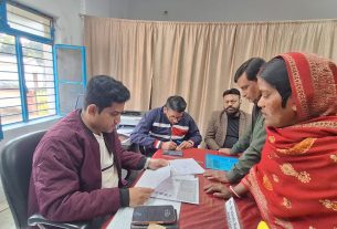 सात निश्चय-3 के तहत लौरिया में जनता दरबार आयोजित, दो दर्जनों से अधिक फरियादियों की समस्याओं का हुआ निपटारा।