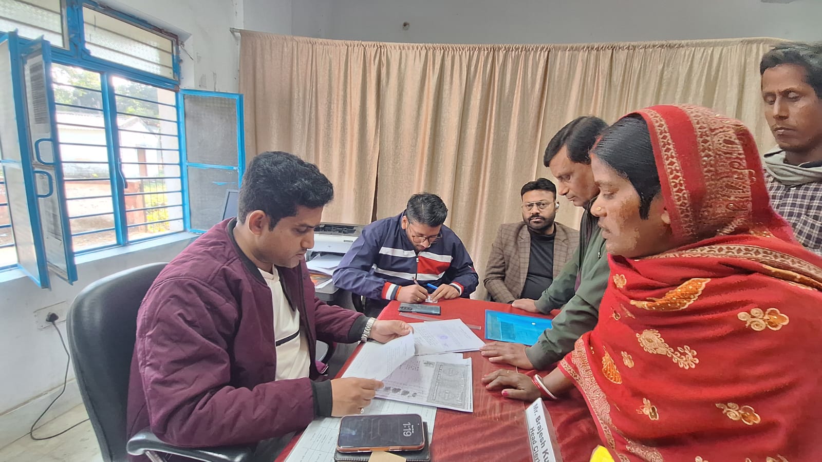 सात निश्चय-3 के तहत लौरिया में जनता दरबार आयोजित, दो दर्जनों से अधिक फरियादियों की समस्याओं का हुआ निपटारा।