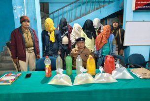 लौरिया पुलिस की बड़ी कार्रवाई: 34 लीटर देसी चुलाई शराब बरामद, 6 तस्कर गिरफ्तार।