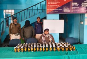 लौरिया पुलिस की बड़ी कार्रवाई: 16.2 लीटर विदेशी शराब के साथ तस्कर गिरफ्तार, बाइक जब्त।