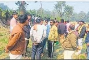 बगहां पुलिस जिला के सिसवा सरेह में एक पेड़ पर साधु का शव लटका हुआ मिला,फैली सनसनी।