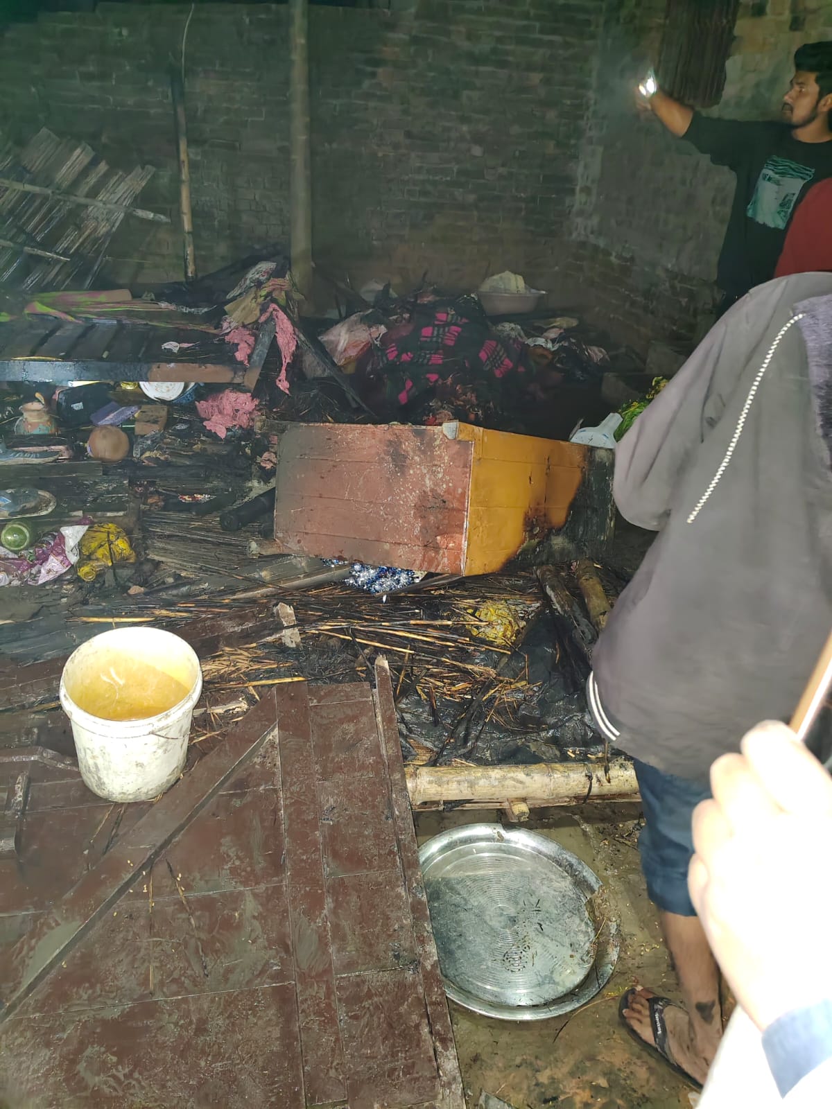 घर में लगी आग आग से झुलस कर एक सात वर्षीय बच्ची की हुई मौत।