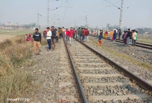 मुजफ्फरपुर नरकटियागंज रेल खण्ड पर गुलाब नगर रेलवे ढाला के समीप रील बनाने के चक्कर में दो युवको की हुई घटना स्थल पर ही हुई मौत ।