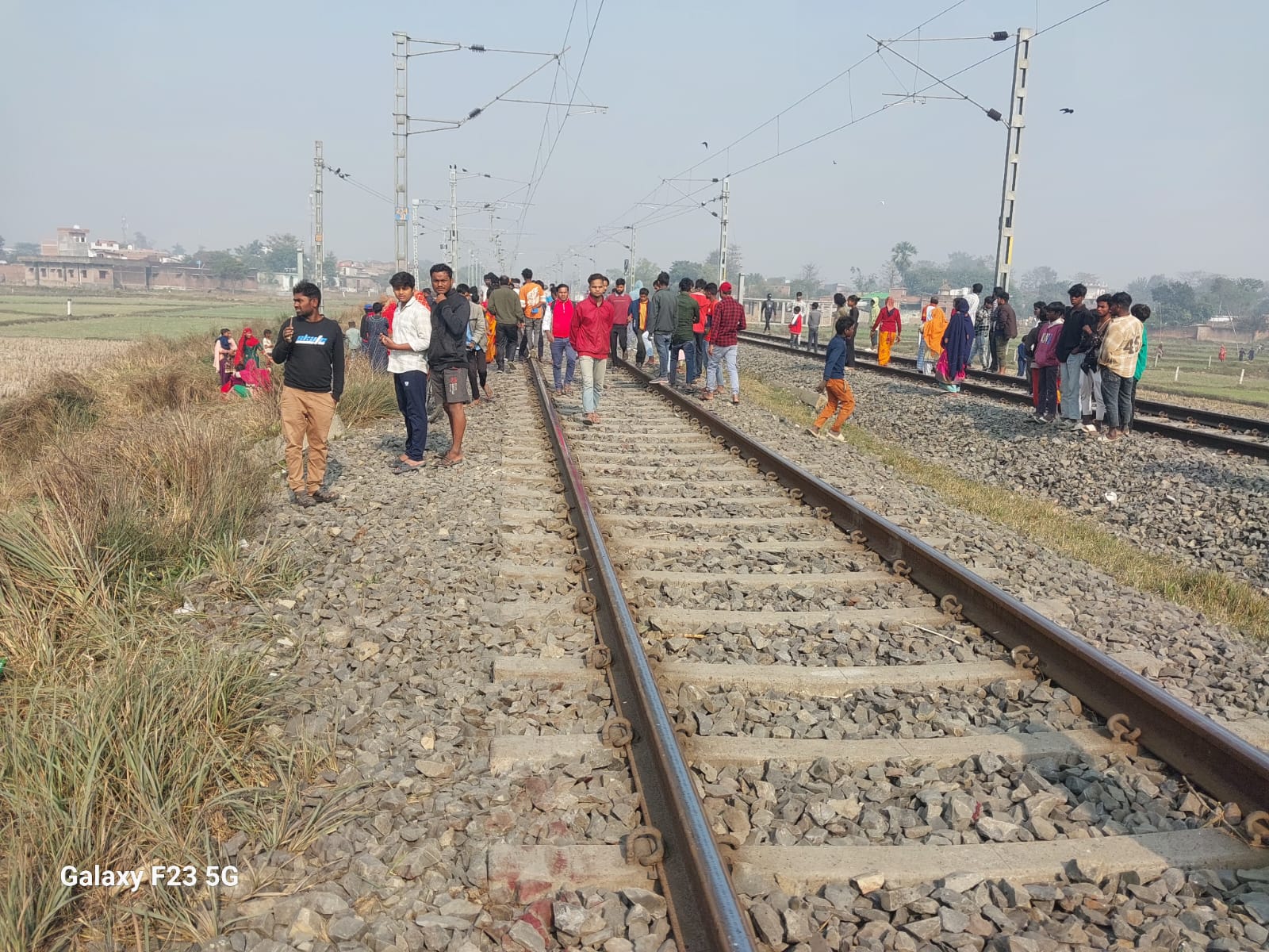 मुजफ्फरपुर नरकटियागंज रेल खण्ड पर गुलाब नगर रेलवे ढाला के समीप रील बनाने के चक्कर में दो युवको की हुई घटना स्थल पर ही हुई मौत ।