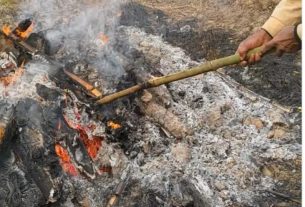 पुलिस ने एक नवविवाहिता की जलती हुई चिता पर से शव को उठाया,भाई ने लगाया हत्या का आरोप।