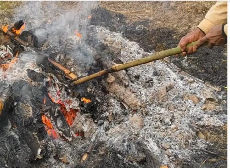 पुलिस ने एक नवविवाहिता की जलती हुई चिता पर से शव को उठाया,भाई ने लगाया हत्या का आरोप।