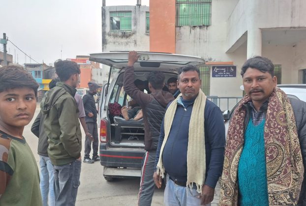 लौरिया में सड़क दुघर्टना में बाइक सवार गंभीर रूप से हुआ जख्मी।