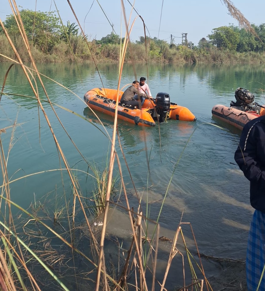 बरवा–खापटोला नहर पहुंचे एसडीआरएफ के जवान, तेज बहाव बना चुनौती।