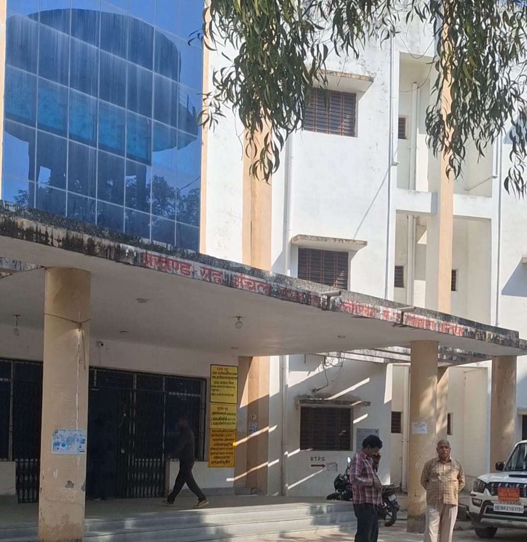 लौरिया अंचलाधिकारी व राजस्व अधिकारी अनिश्चितकालीन हड़ताल पर, RTPS सहित सभी जमीन संबंधी कार्य पूरी तरह ठप।