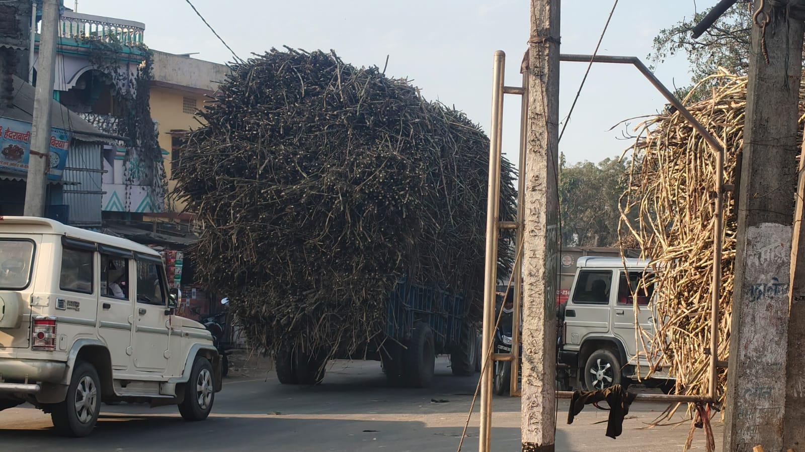 लौरिया थाना क्षेत्र में गन्ना से लदे ओवरलोड ट्रैक्टर-ट्रॉली के परिचालन से सड़क दुघर्टना से सहमे क्षेत्र वासी।
