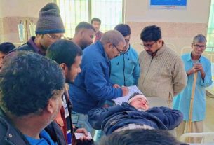 लौरिया में दर्दनाक सड़क हादसा: एनएच-727 पर बाइक पोल से टकराई, दो युवक घायल, एक जीएमसीएच रेफर।