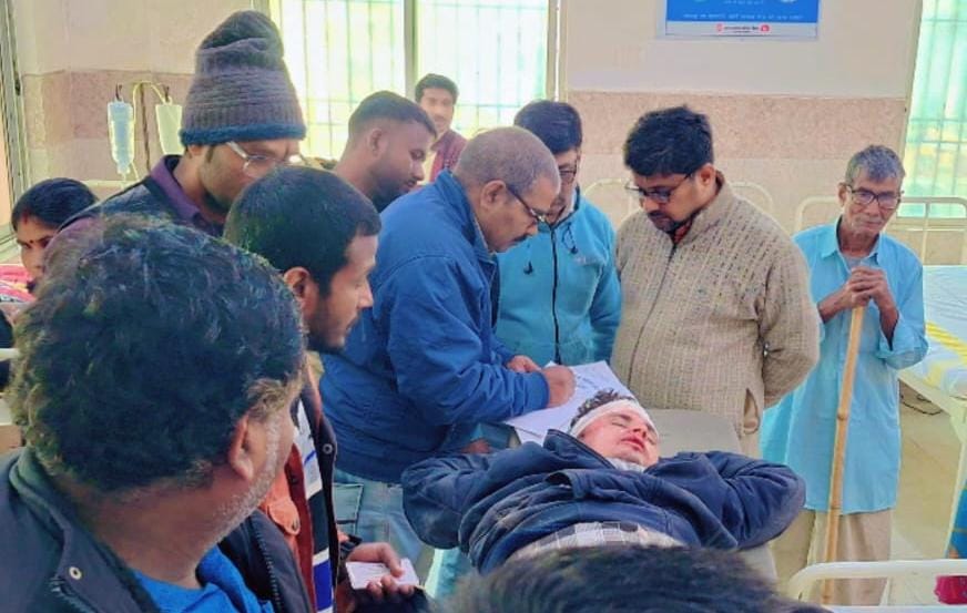 लौरिया में दर्दनाक सड़क हादसा: एनएच-727 पर बाइक पोल से टकराई, दो युवक घायल, एक जीएमसीएच रेफर।
