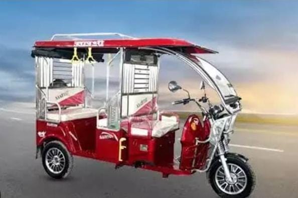 ई रिक्शा चोरी करते समय युवक हुआ गिरफ्तार।