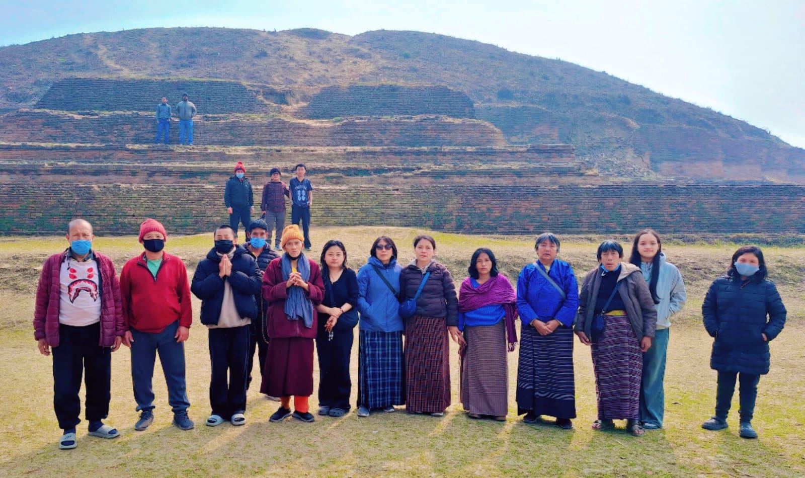 विश्व शांति के संदेश के साथ भूटान के बौद्ध भिक्षु पहुंचे लौरिया।  नन्दनगढ़ स्तूप का किया परिक्रमा