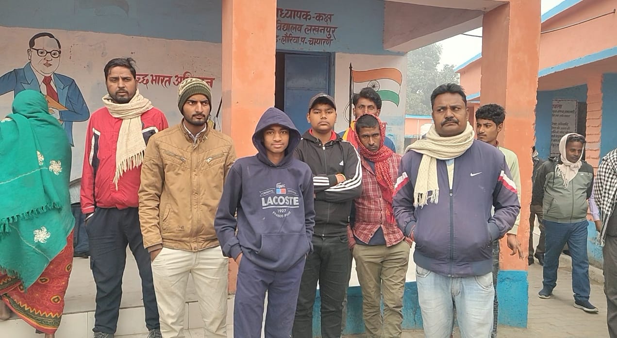लौरिया में असामाजिक तत्वों का उत्पात: उत्क्रमित मध्य विद्यालय लखनपुर में तोड़फोड़, लाखों की संपत्ति क्षतिग्रस्त, प्रधानाध्यापक ने पुलिस से लगाई गुहार