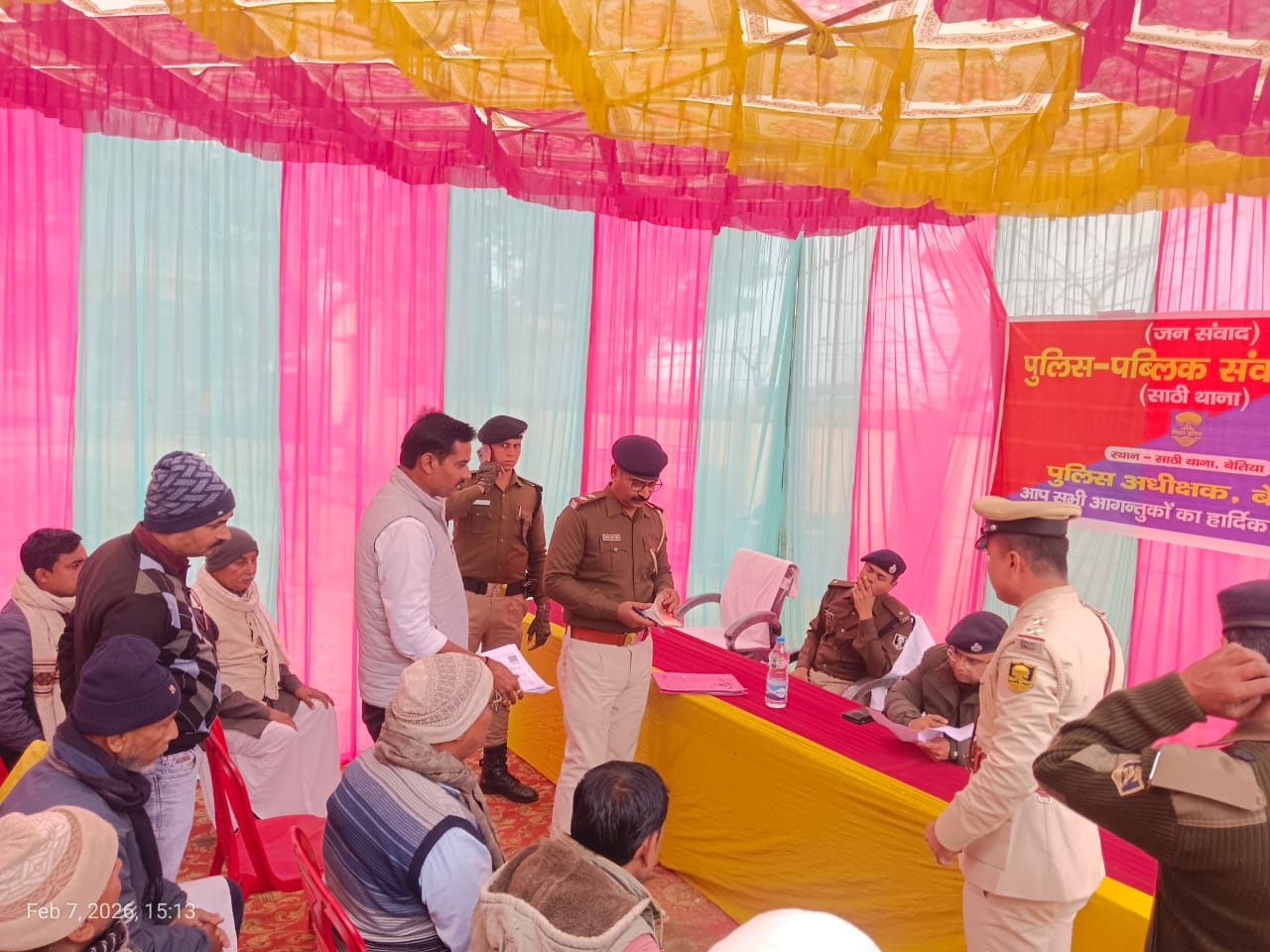 पश्चिमी चंपारण जिले के एसपी डॉक्टर शैर्य सुमन ने खुद सुनी फरियादियों की फरियाद।