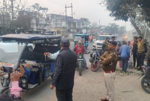 ई रिक्शा से देशी कट्टा बरामद, चालक मौके से हुआ फरार।